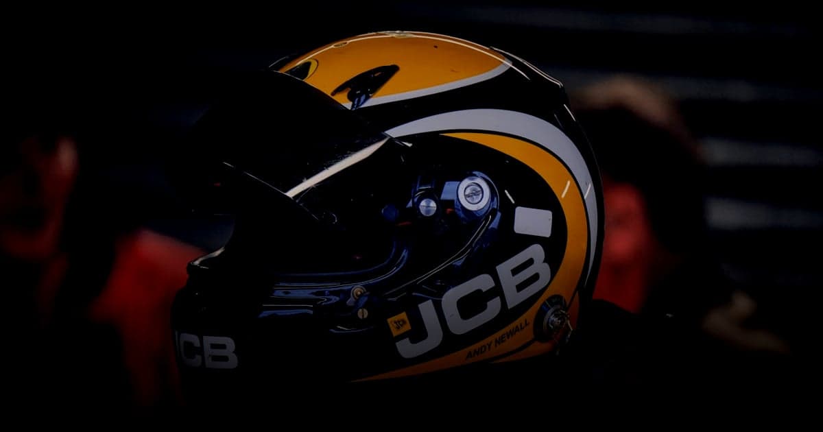 cover article - comparer Shopify PrestaShop coûts - a helmet sits on top of a yellow car