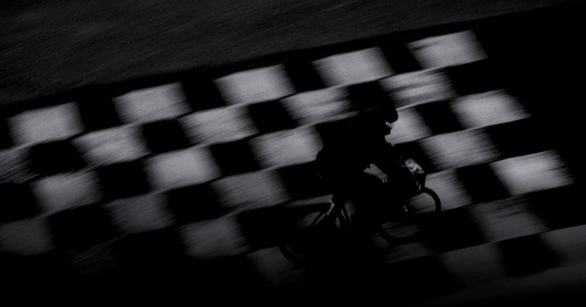 cover article - chiffres croissance paiements e-commerce - a man riding a bike down a checkered road