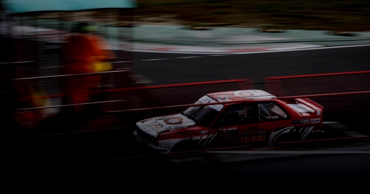 cover article - coût maintenance annuelle PrestaShop - Red and white race car speeding on track