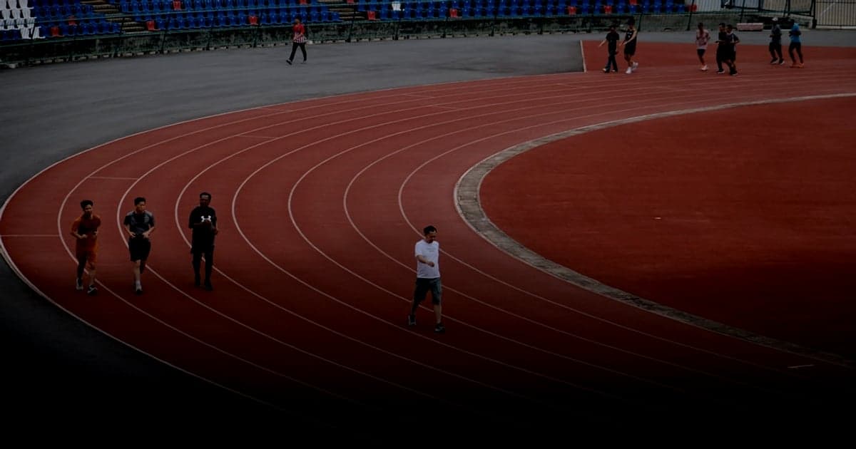 cover article - créer boutique en ligne - A group of people running around a track