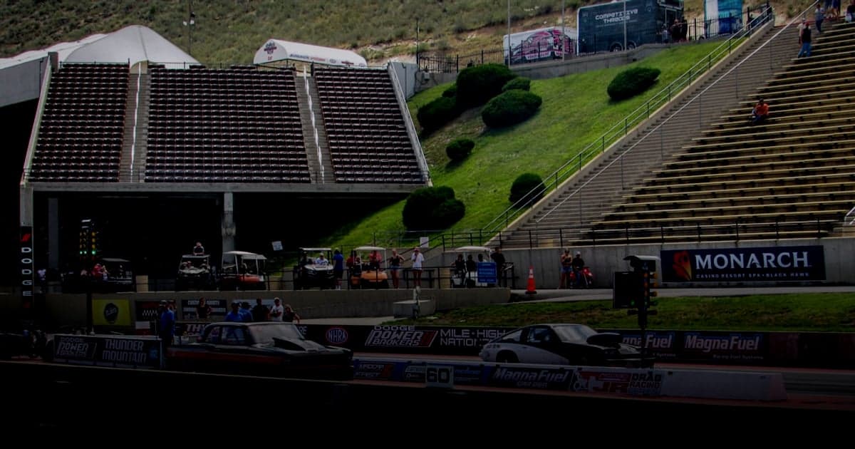 cover article - facteurs influençant prix développement - a race car on a track