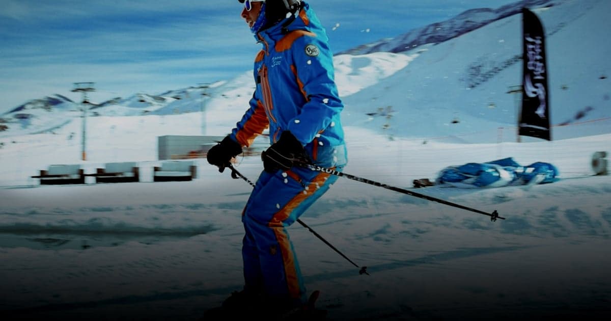 cover article - hébergeur obligatoire site e-commerce - a man riding skis down a snow covered slope