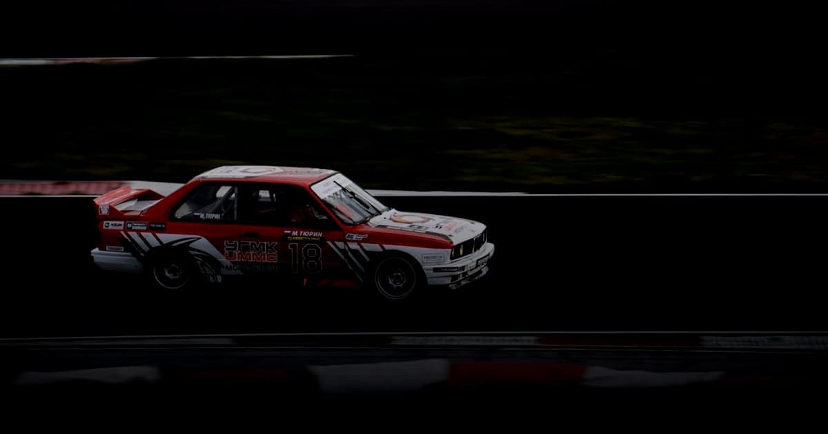 cover article - intégrer Payplug Shopify - Red and white race car on a track