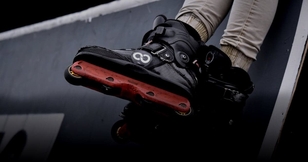 cover article - plateformes e-commerce - person wearing black and red nike air max 90