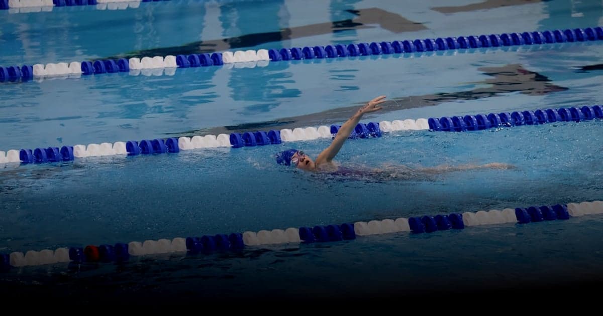 cover article - prix nom domaine boutique en ligne - A group of people swimming in a pool