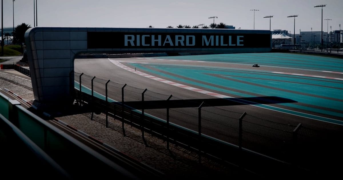 cover article - sanctions absence mentions légales - A view of a track from a distance