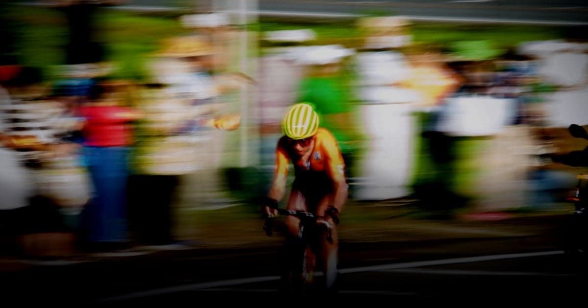 cover article - tarifs développeur WooCommerce freelance - man in green shirt riding on bicycle during daytime