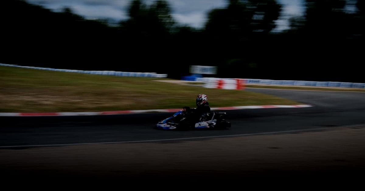 cover article - livre sur l IA - black and blue go kart on track during daytime