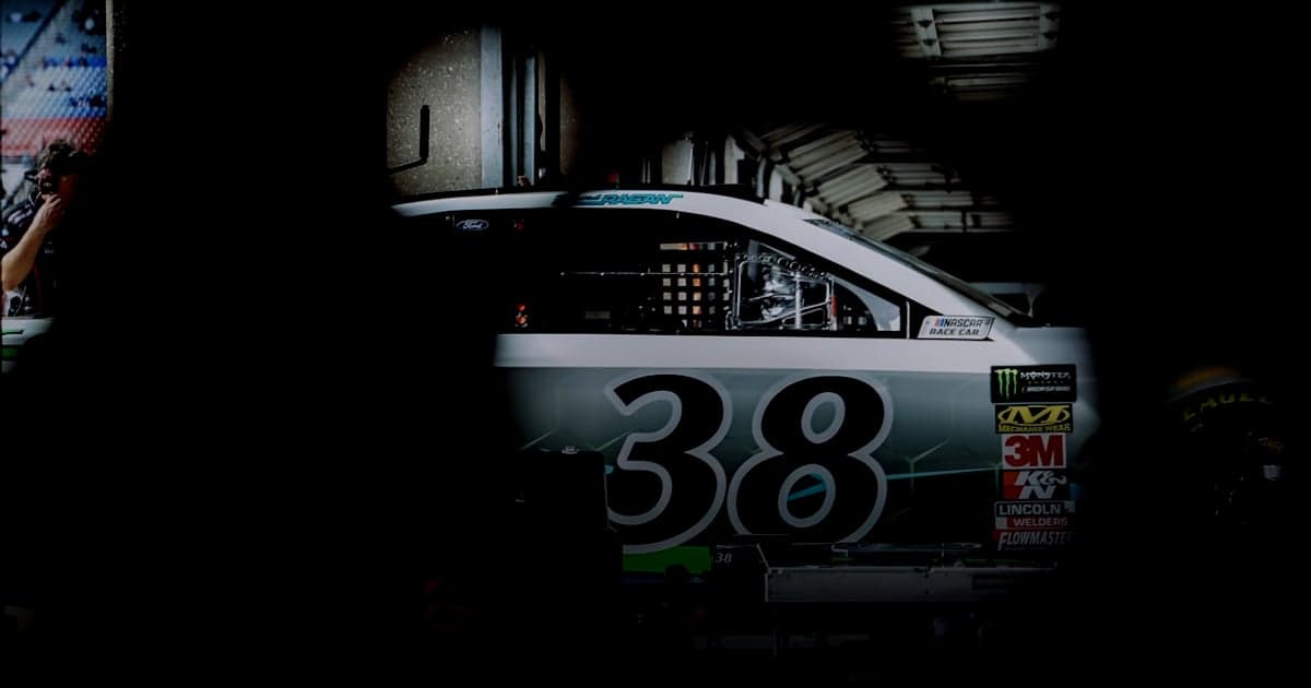 cover article - intelligence artificielle française - white and black car in a tunnel
