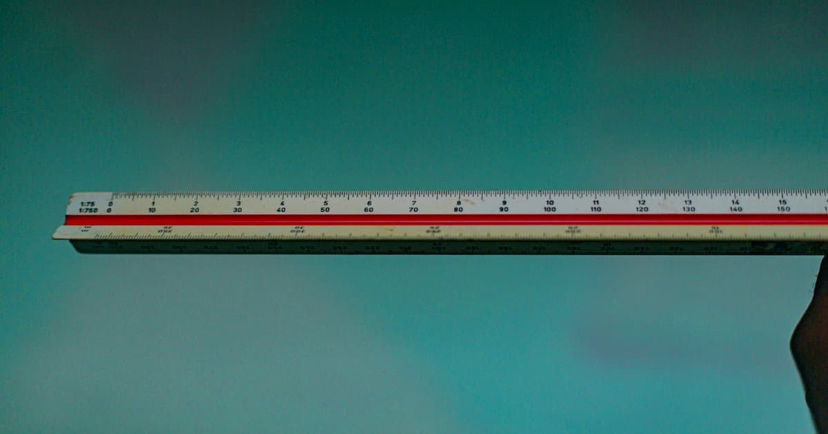 Comment rédiger un bon prompt ? - a person holding a ruler in their hand