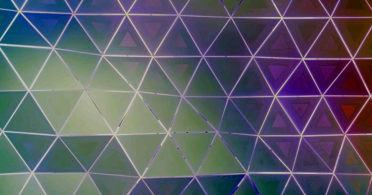 Qu'est-ce qu'un embedding ? (concentre toi sur les embeddings dans l'IA) - polyhedral wall